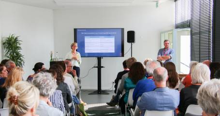 Gespreksleider Julianne Meijers, bestuurder bij Bartiméus en Jan Smelik, coördinator van 'Nederland Zorgt Voor Elkaar'