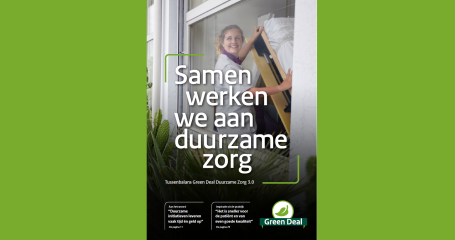 cover green deal magazine tekst samen werken aan duurzame zorg met foto van dame in zorgkleding die een bed inklapt