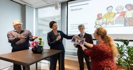 Minister Judith Uitermark overhandigt het actieplan aan Ellis Jongerius (LFB) © Henriëtte Guest / ministerie van BZK.