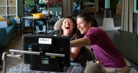 Yrsa (links) en haar  moeder Nicole van den  Dries-Luitwieler: ‘Toen  Yrsa volwassen werd  was er ineens geen  team meer. Ik vond dat  doodeng.