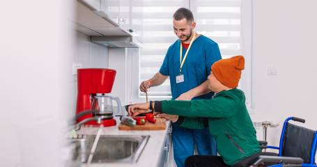 Medewerker en client in de keuken