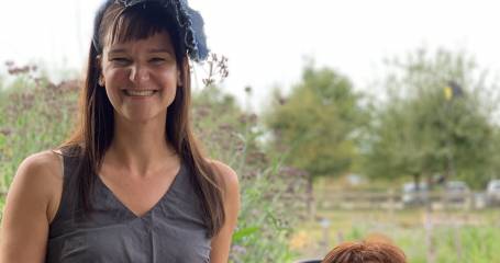 Sarah Dobbe met het hoofddeksel dat gemaakt werd bij Siza