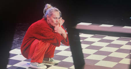 Vrouw knielend op het podium