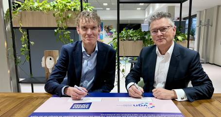 Jan-Kees van Wijnen en Theo van Uum ondertekenen de samenwerking tussen AWIZ en de VGN