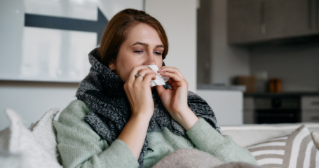 Een vrouw is verkouden