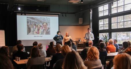 Deelnemers verkennen de methode ‘Ruimte pakken’ tijdens de themadag Kwaliteitskompas in beweging.