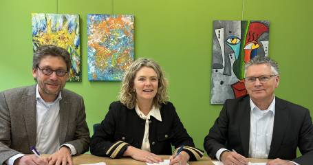 Ondertekening van de intentieverklaring. Van links naar rechts: Gert van Enk (Philadelphia), Charlotte de Schepper (Nationale Zorgreserve/SES) en Theo van Uum (VGN).