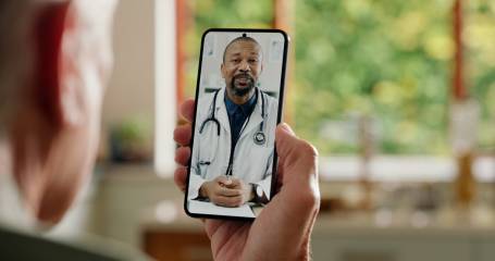 Dokter in beeld van telefoon