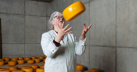 Uit de Markant, vrouw met kaas