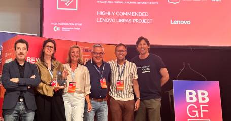 de winnaars op het podium bij de uitreiking van de award voor Noah
