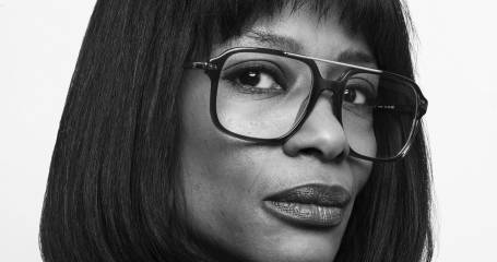 Foto van Sylvana die de camera in kijkt in zwart wit