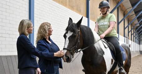 Werkbezoek manege minister Sterk