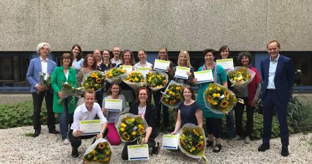 groep mensen met bos bloemen