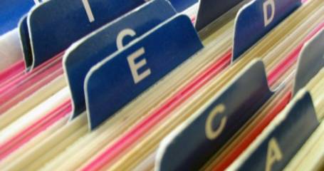 folders met blauwe labels met letters erop