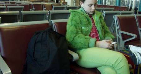 vrouw met groene kleding zit op stoel