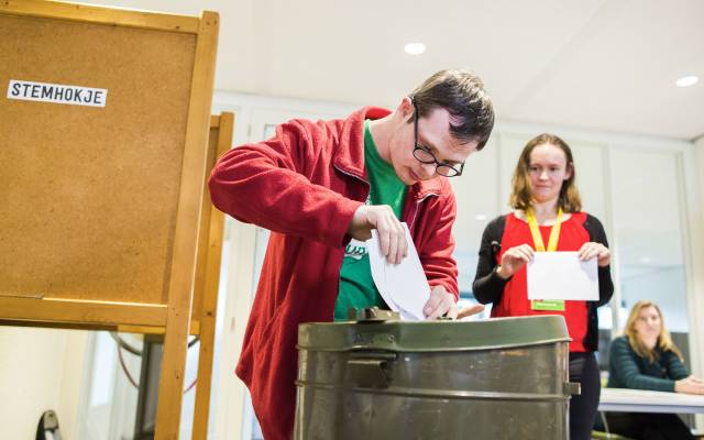 Man oefent met stempas