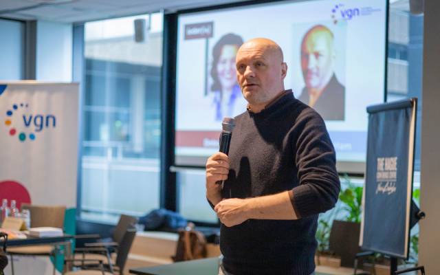 Foto Boris van der Ham met microfoon