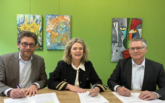 Ondertekening van de intentieverklaring. Van links naar rechts: Gert van Enk (Philadelphia), Charlotte de Schepper (Nationale Zorgreserve/SES) en Theo van Uum (VGN).