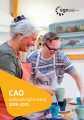 Twee mensen schenken samen koffie in