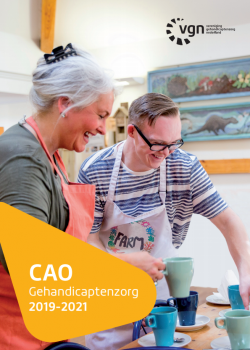 Twee mensen schenken samen koffie in