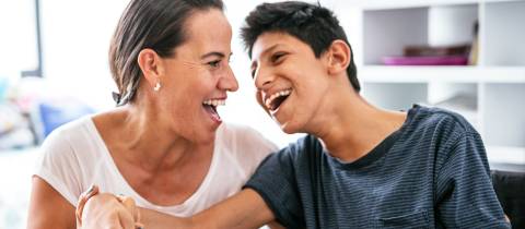 Client en ouder of professional samen lachend