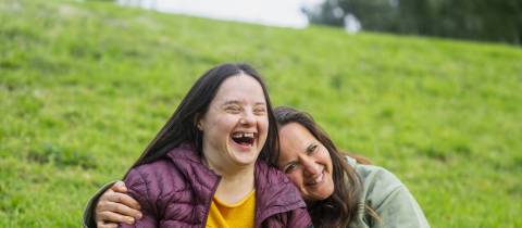 Twee vrouwen zitten in het gras