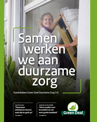 cover green deal magazine tekst samen werken aan duurzame zorg met foto van dame in zorgkleding die een bed inklapt