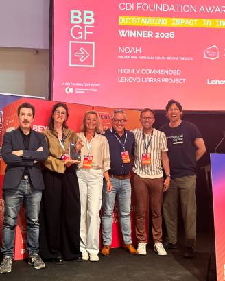 de winnaars op het podium bij de uitreiking van de award voor Noah