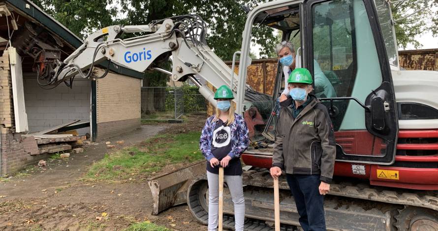 Officiële start bouw nieuwbouw Bakenbergseweg. Met bewoner Vanessa, bestuurder Elver Irma Harmelink en bewoner Dick