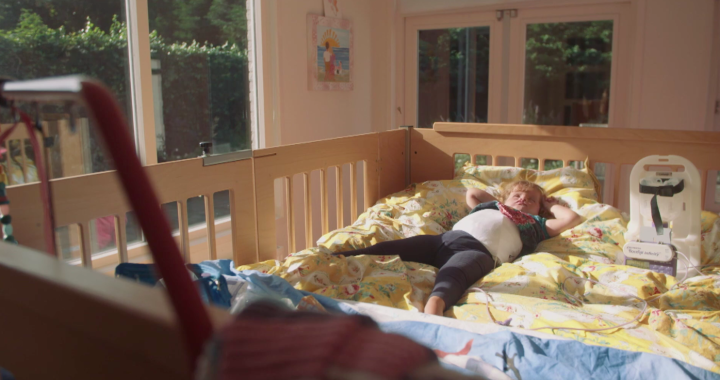 kind client ligt in kinderbed