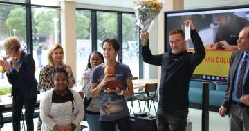 Bruck Goede (Catering van het land) neemt de bloemen in ontvangst