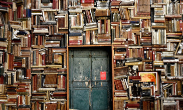 deur omringt door oude boeken