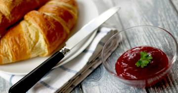 ontbijt van croissant met aardbeienjam