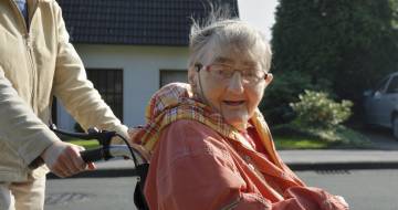 Oudere vrouw in rolstoel
