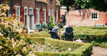 Twee oudere mensen in een tuin