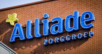 Logo alliade zorggroep op gebouw