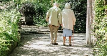 Twee oudere mensen