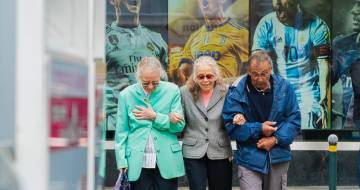Drie oudere mensen