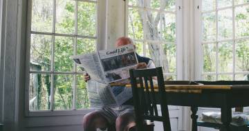 Man die een krant leest