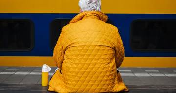 Vrouw die op de trein wacht