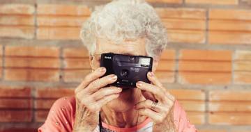 Oudere vrouw met camera