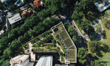 gebouw met begroeien en tuinen op het dak