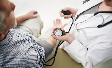 huisarts meet bloeddruk mannelijke patient