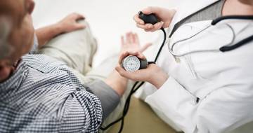 huisarts meet bloeddruk mannelijke patient
