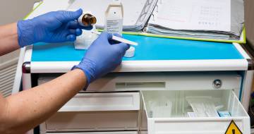 Foto van gehandschoende handen