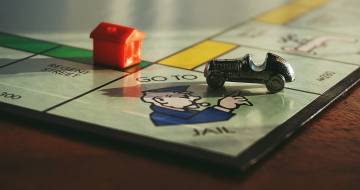 monopoly bord met ga naar de gevangenis