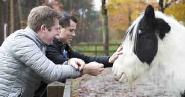 twee mannen aaien een zwart wit paart