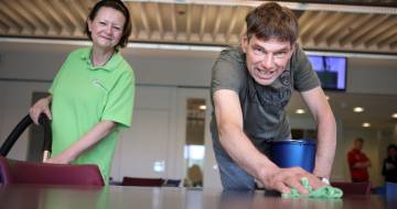 man en vrouw maken tafel schoon