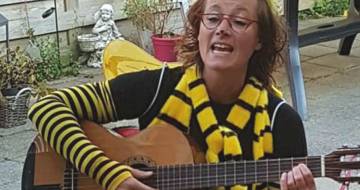 DTZC vrouw speelt gitaar en zingt