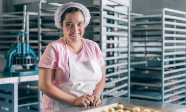 Client in bakkerij aan het werk